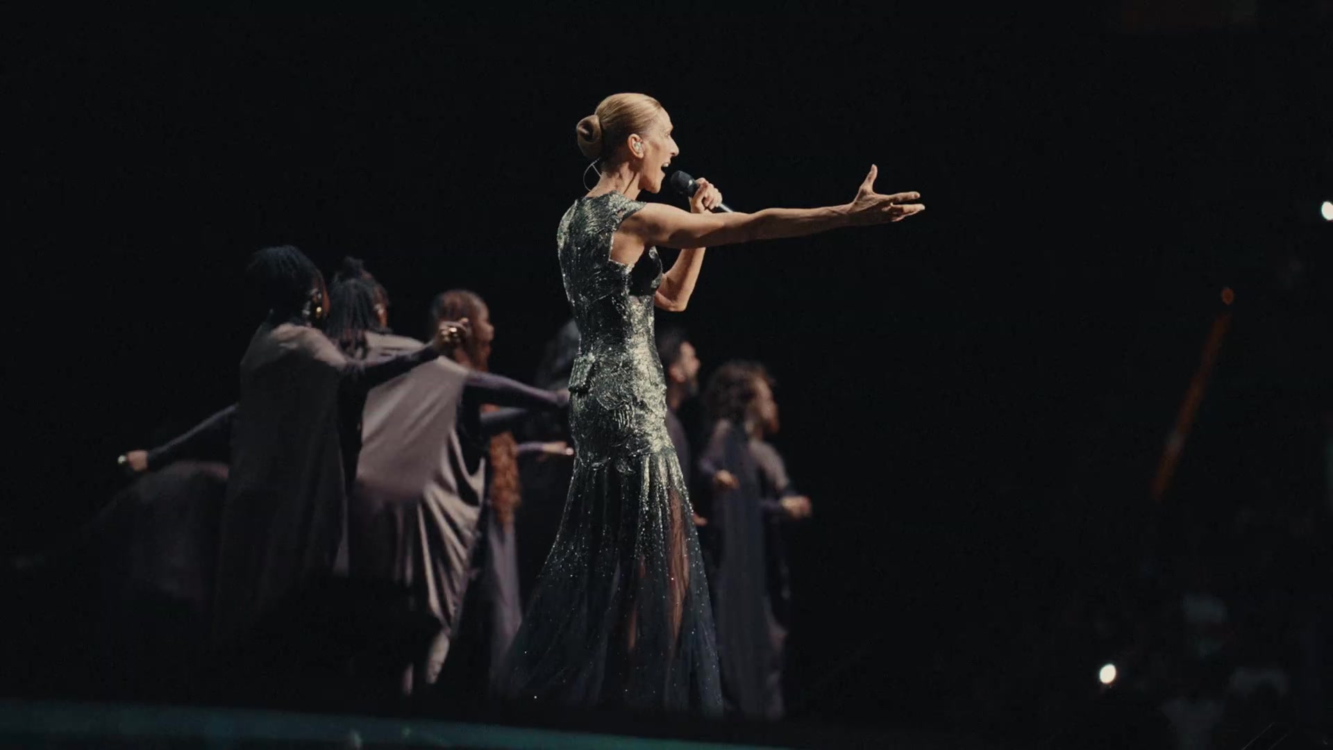 Céline Dion zingt tijdens een concert in Parijs in 2026