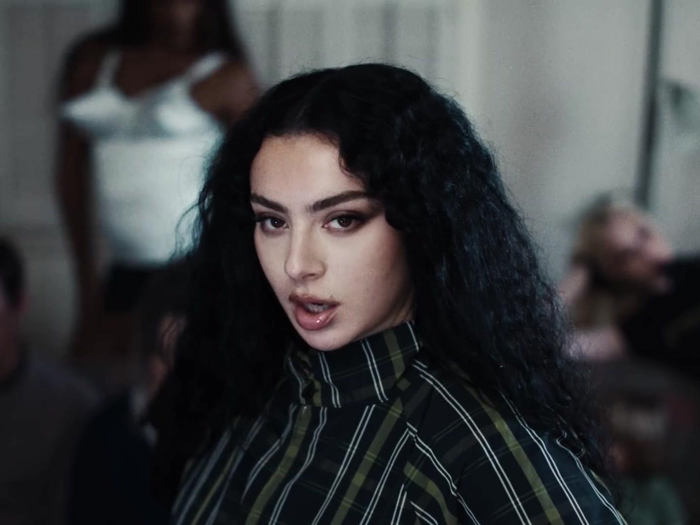 Charli xcx met lang zwart haar in de videoclip van 360