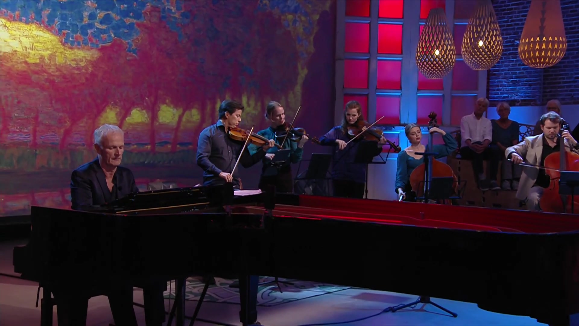 Cor Bakker aan de vleugel met een strijkensemble in de studio van Podium Klassiek