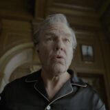 Tom Cruise als oliemagnaat Digger Rockwell in een kamerjas, uit de officiele trailer van Digger