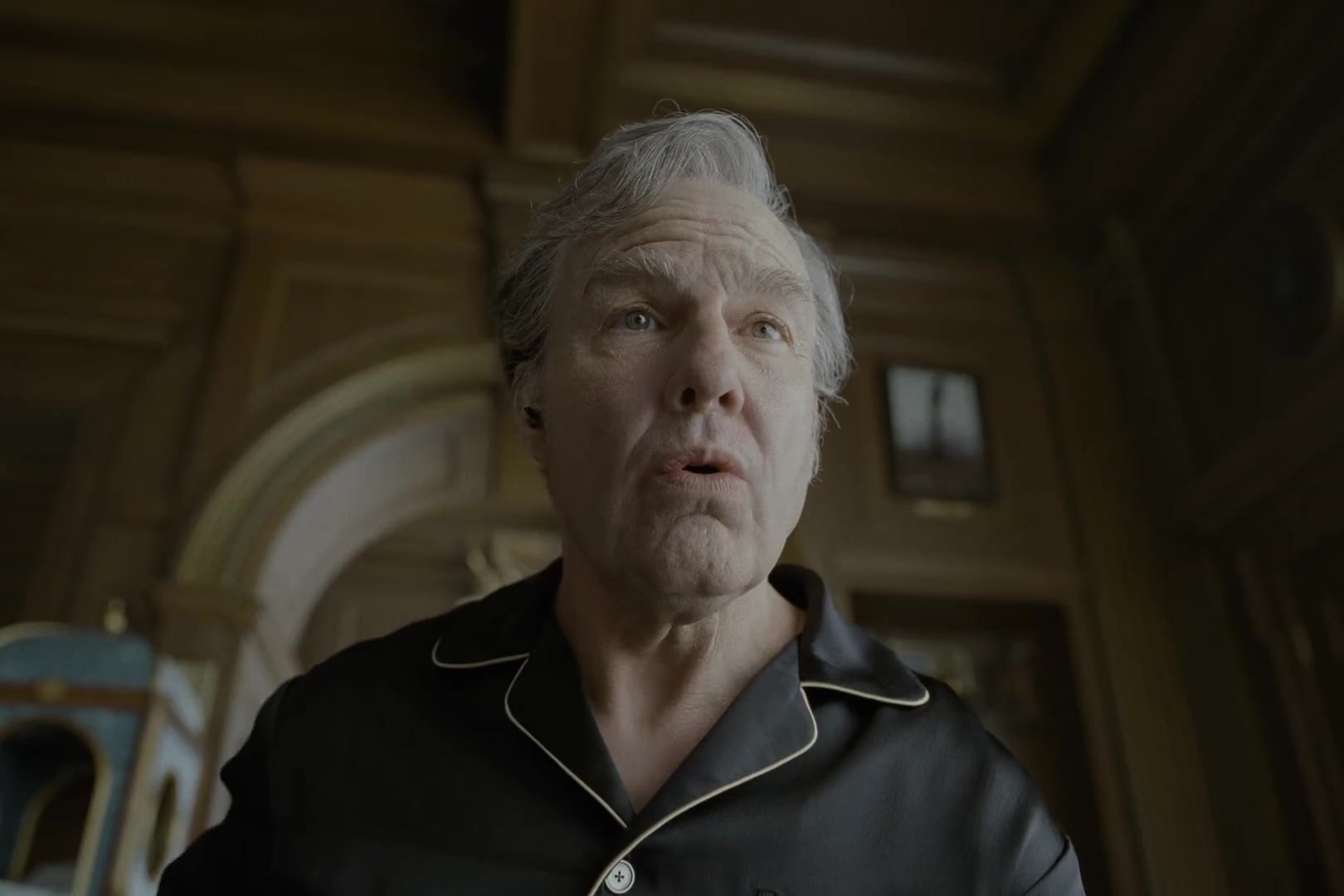 Tom Cruise als oliemagnaat Digger Rockwell in een kamerjas, uit de officiele trailer van Digger