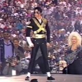 Michael Jackson staat roerloos op het podium tijdens de rustshow van de Super Bowl in 1993