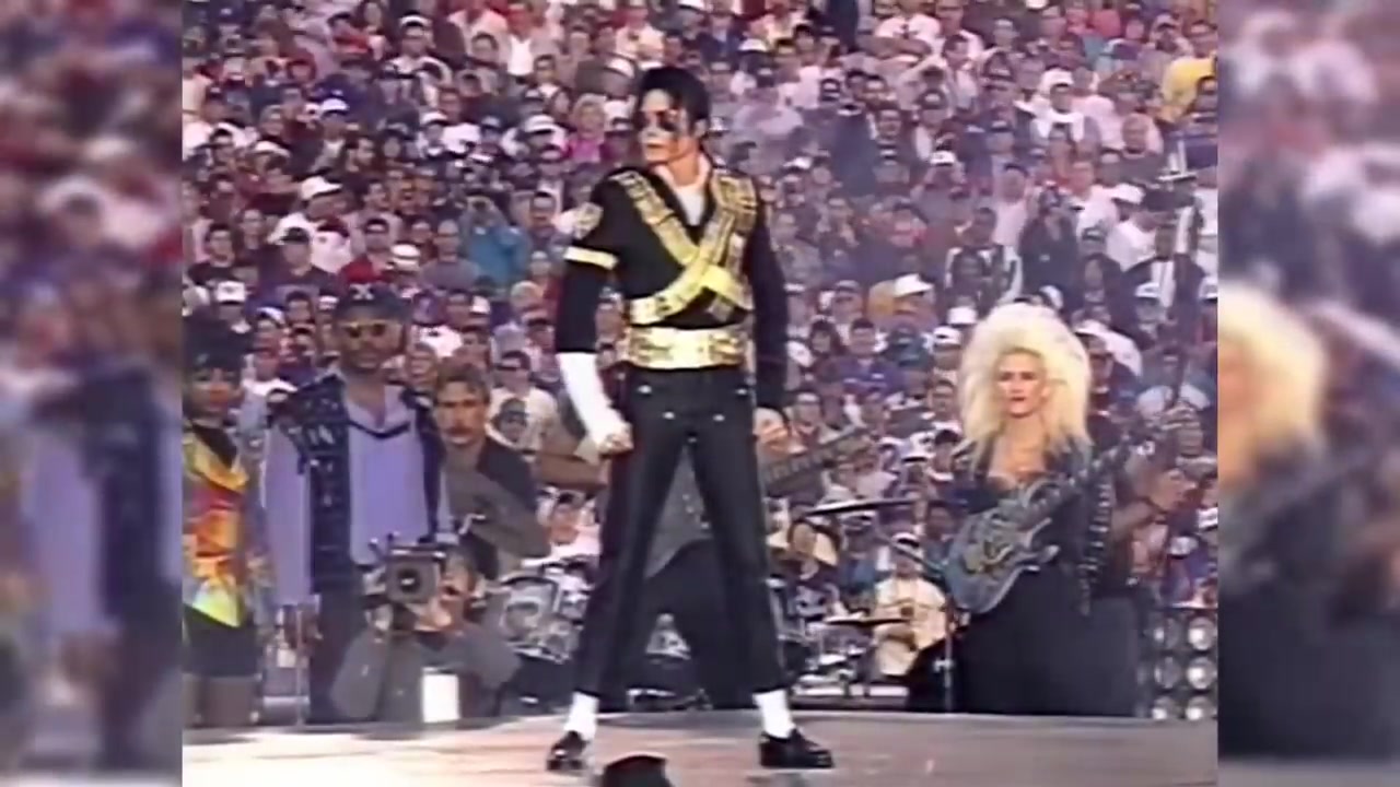 Michael Jackson staat roerloos op het podium tijdens de rustshow van de Super Bowl in 1993