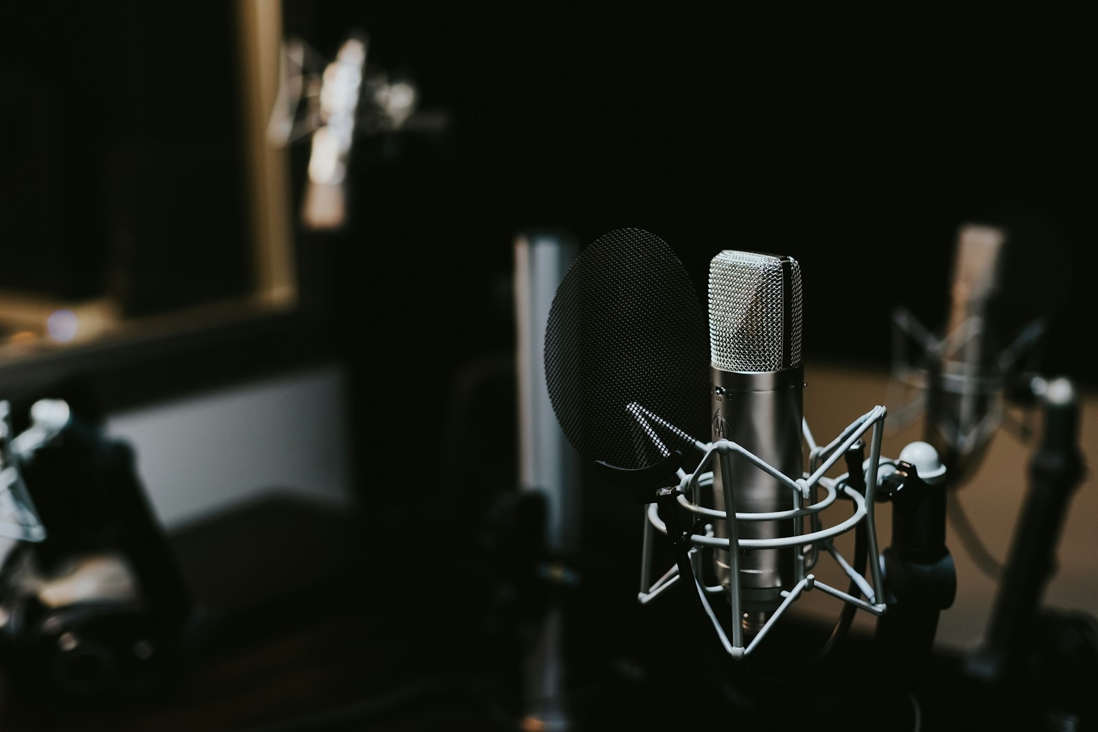 Twee microfoons op een tafel in een podcaststudio