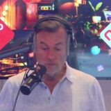 Eddy Keur achter de microfoon in de studio van NPO Radio 2