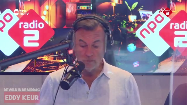 Eddy Keur achter de microfoon in de studio van NPO Radio 2