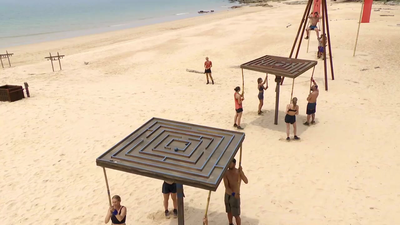 Kandidaten bij een proef op het strand in Expeditie Robinson
