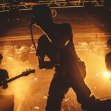 Publiek en podiumlichten bij een metalconcert