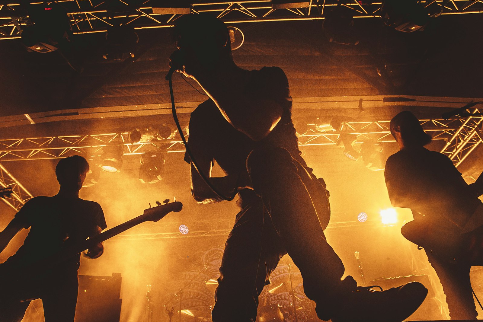 Publiek en podiumlichten bij een metalconcert