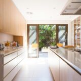 Lichte keuken met houten kastenwand