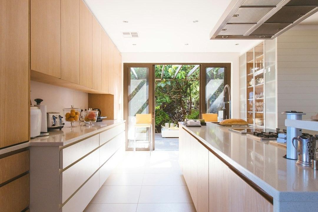 Lichte keuken met houten kastenwand