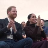 Prins Harry en Meghan applaudisseren tussen jongeren tijdens hun bezoek aan Nottingham