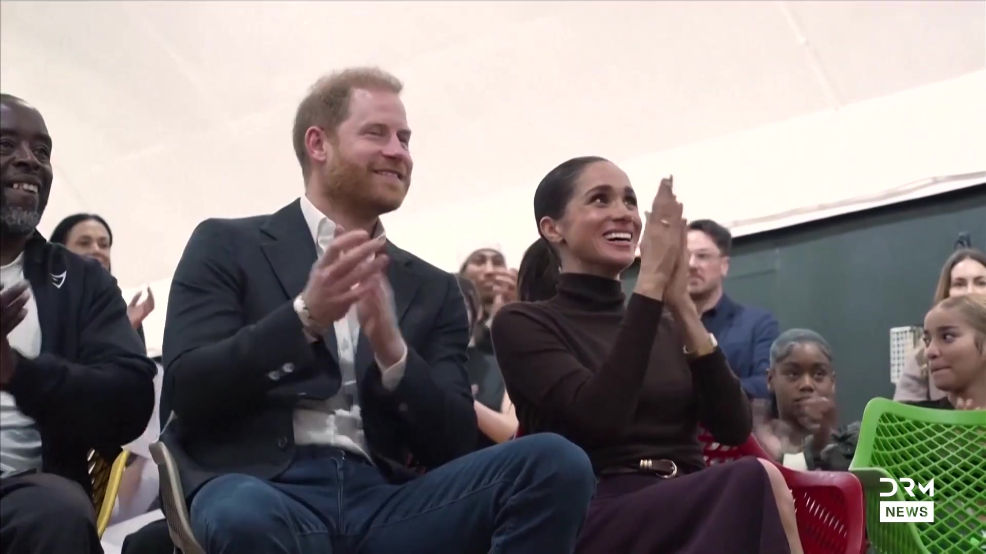 Prins Harry en Meghan applaudisseren tussen jongeren tijdens hun bezoek aan Nottingham