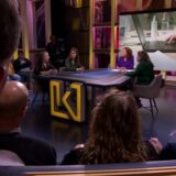 De studio van Kassa met het gele K-logo tijdens een uitzending