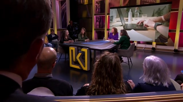 De studio van Kassa met het gele K-logo tijdens een uitzending