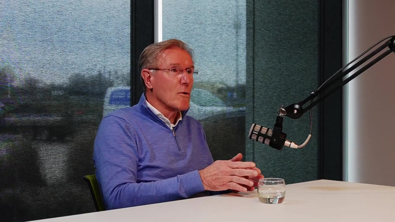 Hans van Breukelen in gesprek tijdens een podcastopname