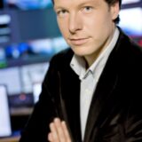 Herman van der Zandt in 2007 in de nieuwsstudio van de NOS