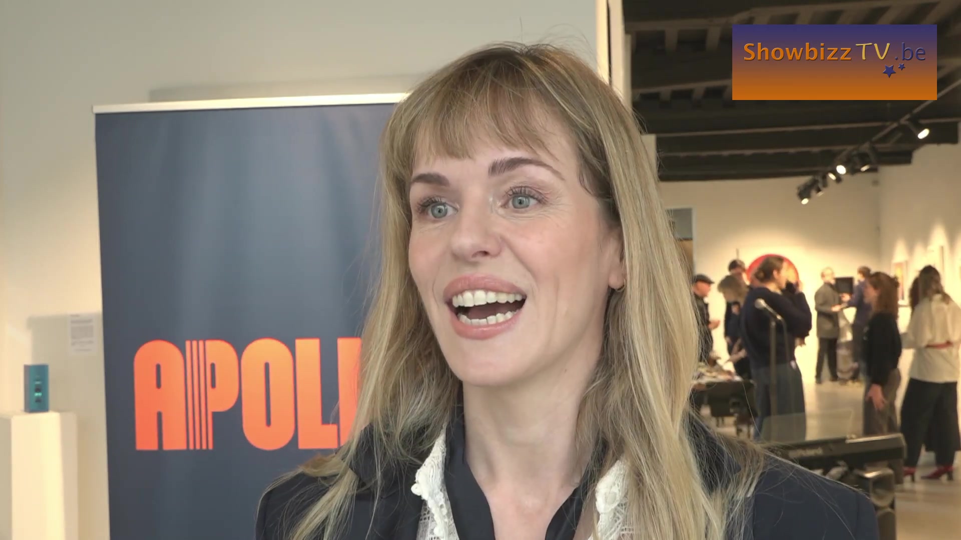 Josje Huisman lachend in een interview met Showbizztv