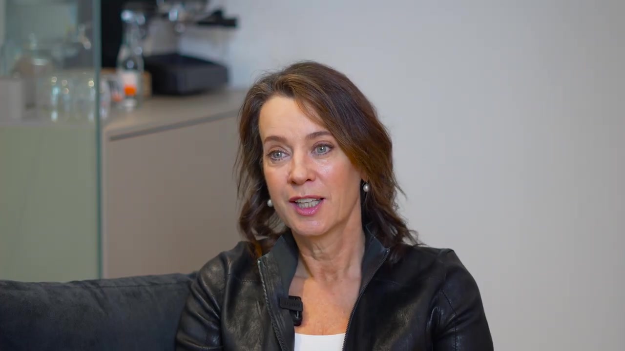 Marjolein Keuning in een leren jas tijdens een interview