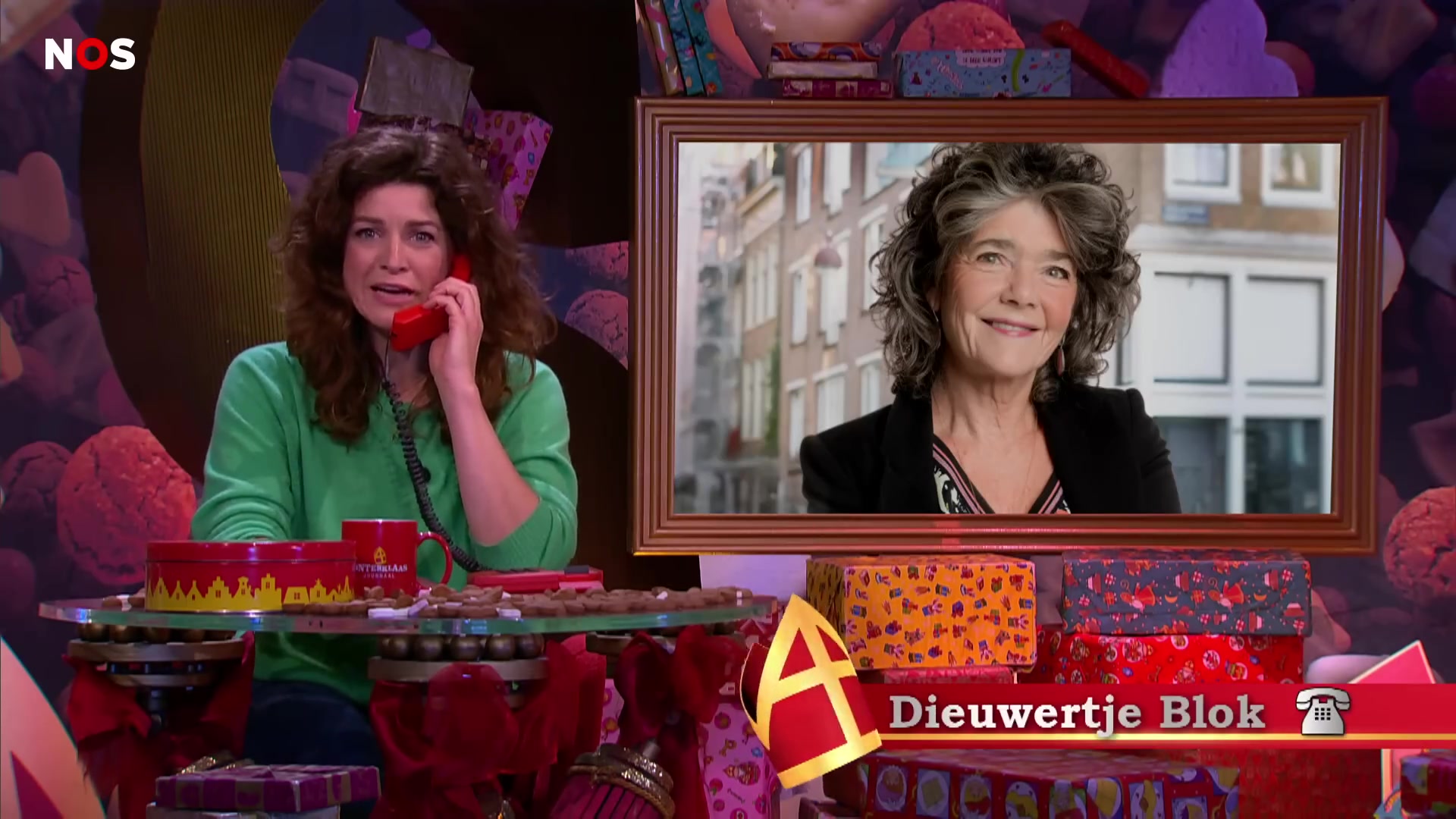 Merel Westrik aan de desk van het Sinterklaasjournaal