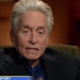 Michael Douglas tijdens een televisie-interview over zijn memoires