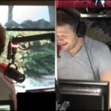 Sander Lantinga en Coen Swijnenberg achter de microfoon in de radiostudio