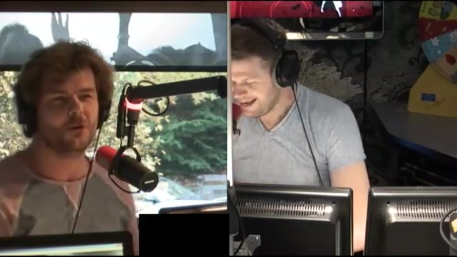 Sander Lantinga en Coen Swijnenberg achter de microfoon in de radiostudio