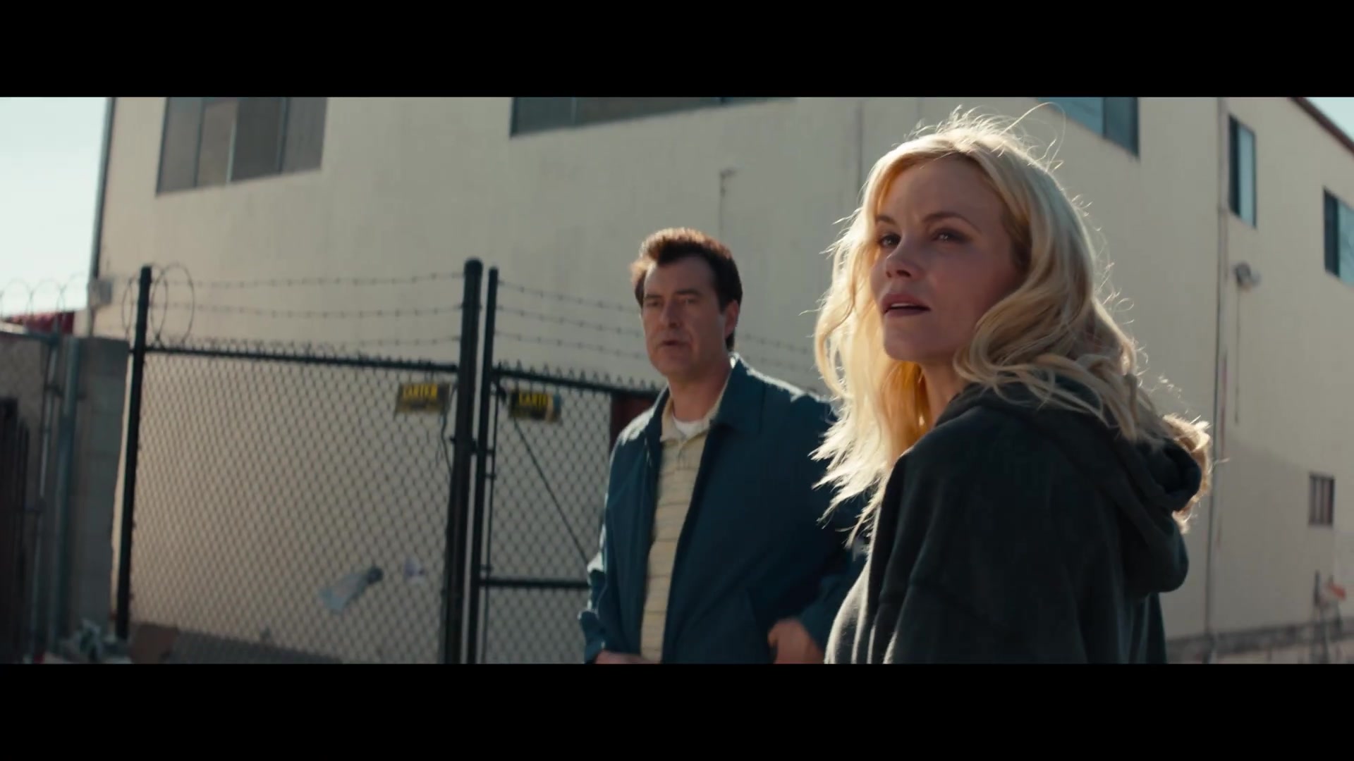 Sylvia Hoeks met lang blond haar als Anna Nicole Smith in een scène uit de trailer van Hurricanna