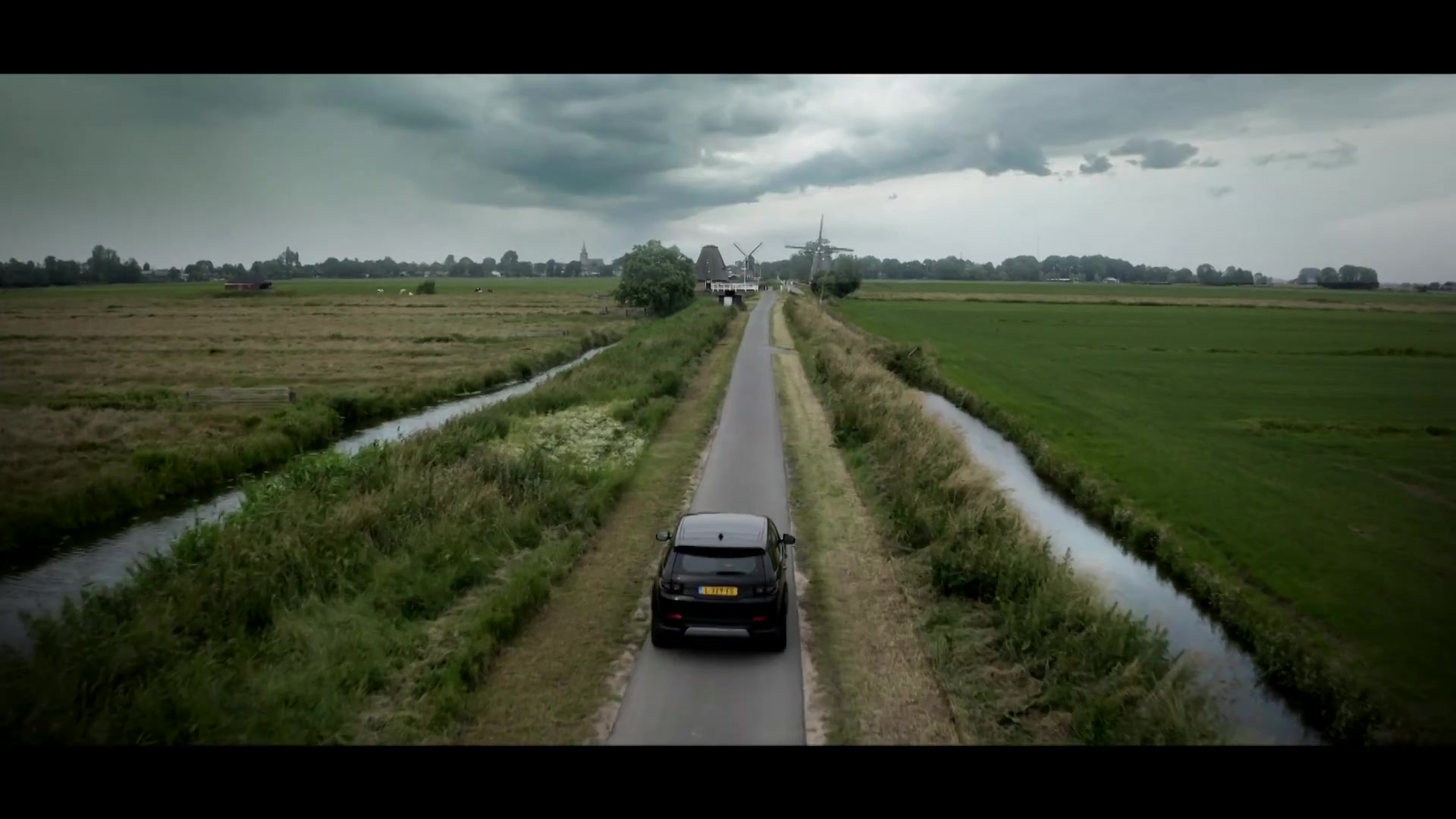 Auto op een polderweg in een beeld uit de trailer van Hunted