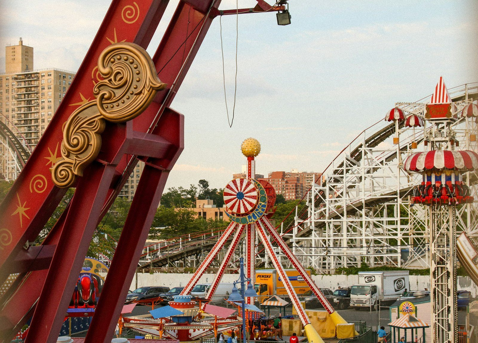 Achtbaan en attracties in een pretpark op een zonnige dag