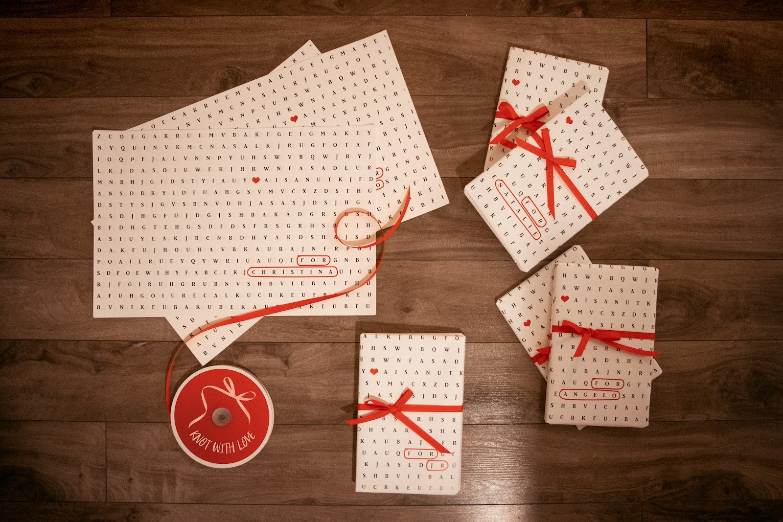 Wit en rood ingepakte cadeautjes met strikjes
