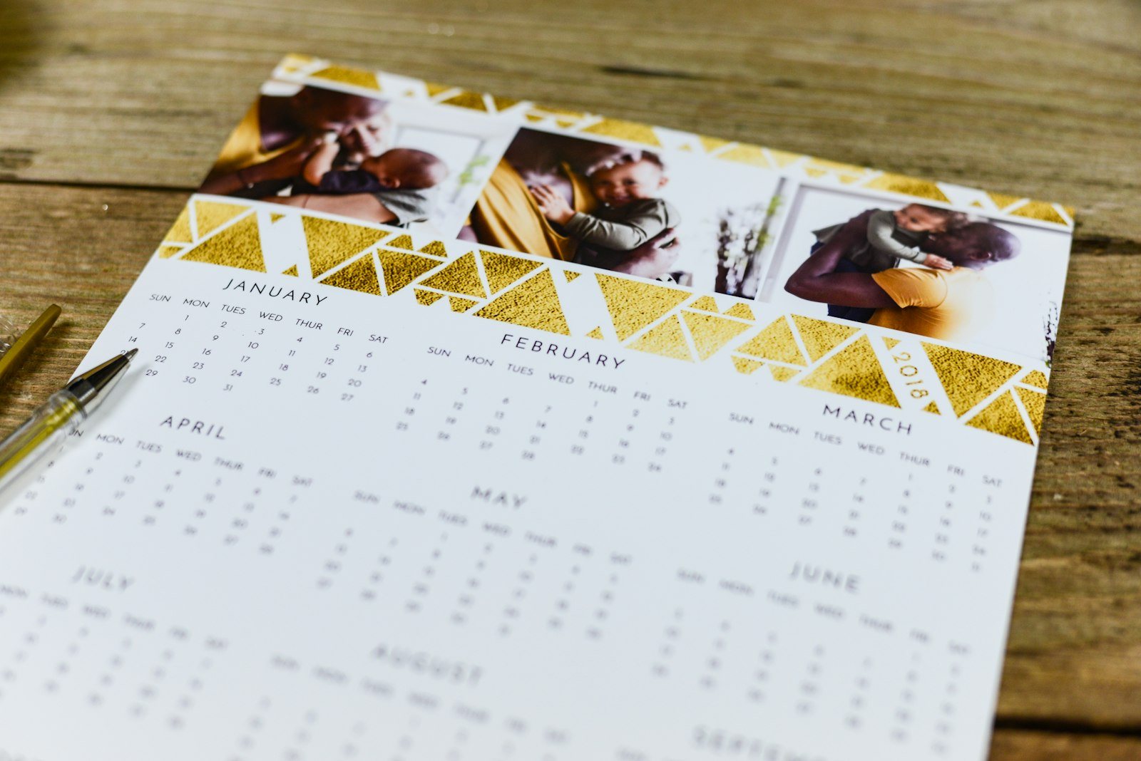 Fotokalender met eigen foto's op tafel