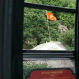 Uitzicht vanuit een treinraam op een landschap in Vietnam