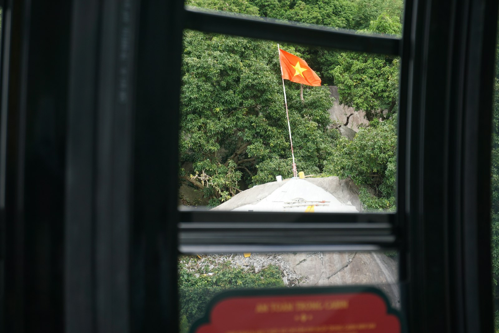 Uitzicht vanuit een treinraam op een landschap in Vietnam