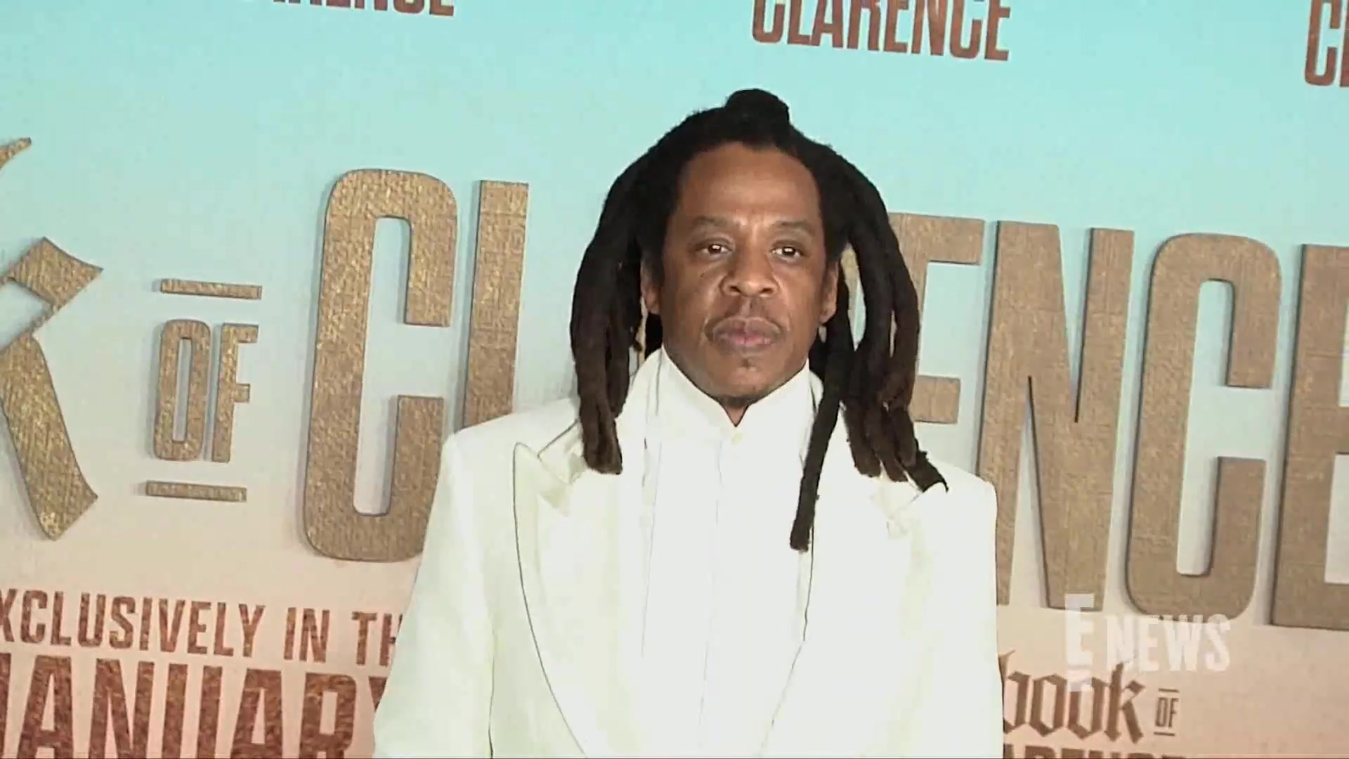 Jay-Z in een wit pak op een filmpremiere