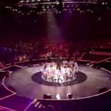 Podium van Toppers in Concert in de Johan Cruijff ArenA van bovenaf, met publiek eromheen
