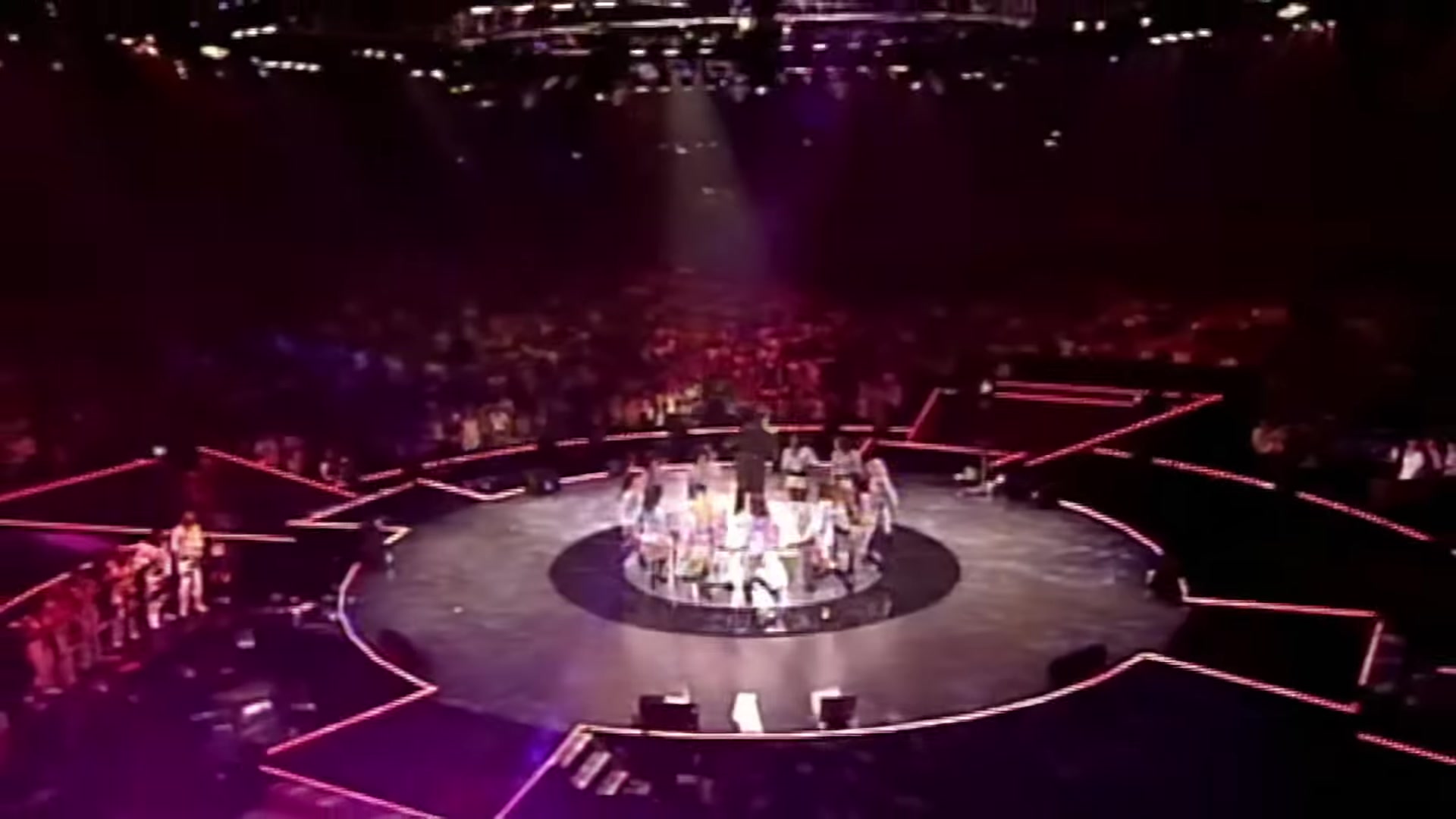 Podium van Toppers in Concert in de Johan Cruijff ArenA van bovenaf, met publiek eromheen
