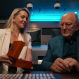 Chantal Janzen overhandigt Joop van den Ende de oeuvreprijs van de Gouden Televizier-Ring