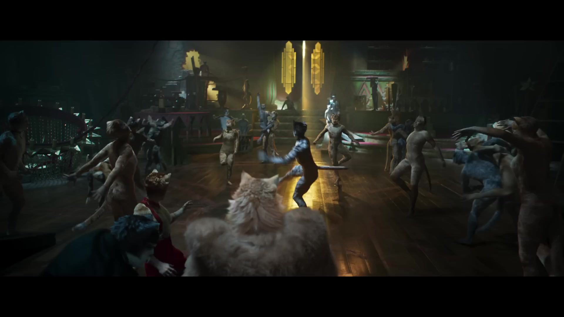 Dansende katten in een donkere zaal in een scène uit de trailer van de film Cats