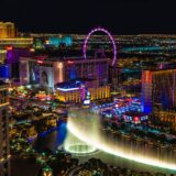 De Strip in Las Vegas bij nacht, de stad waar Tupac Shakur in 1996 werd neergeschoten