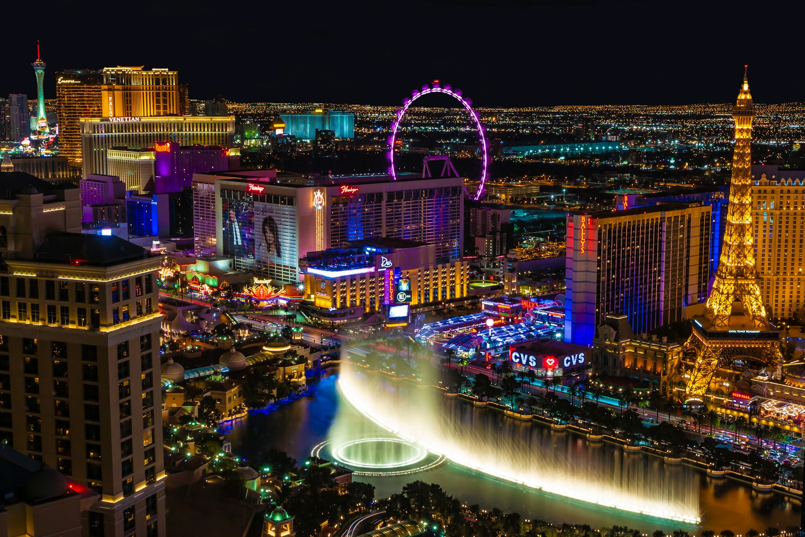 De Strip in Las Vegas bij nacht, de stad waar Tupac Shakur in 1996 werd neergeschoten