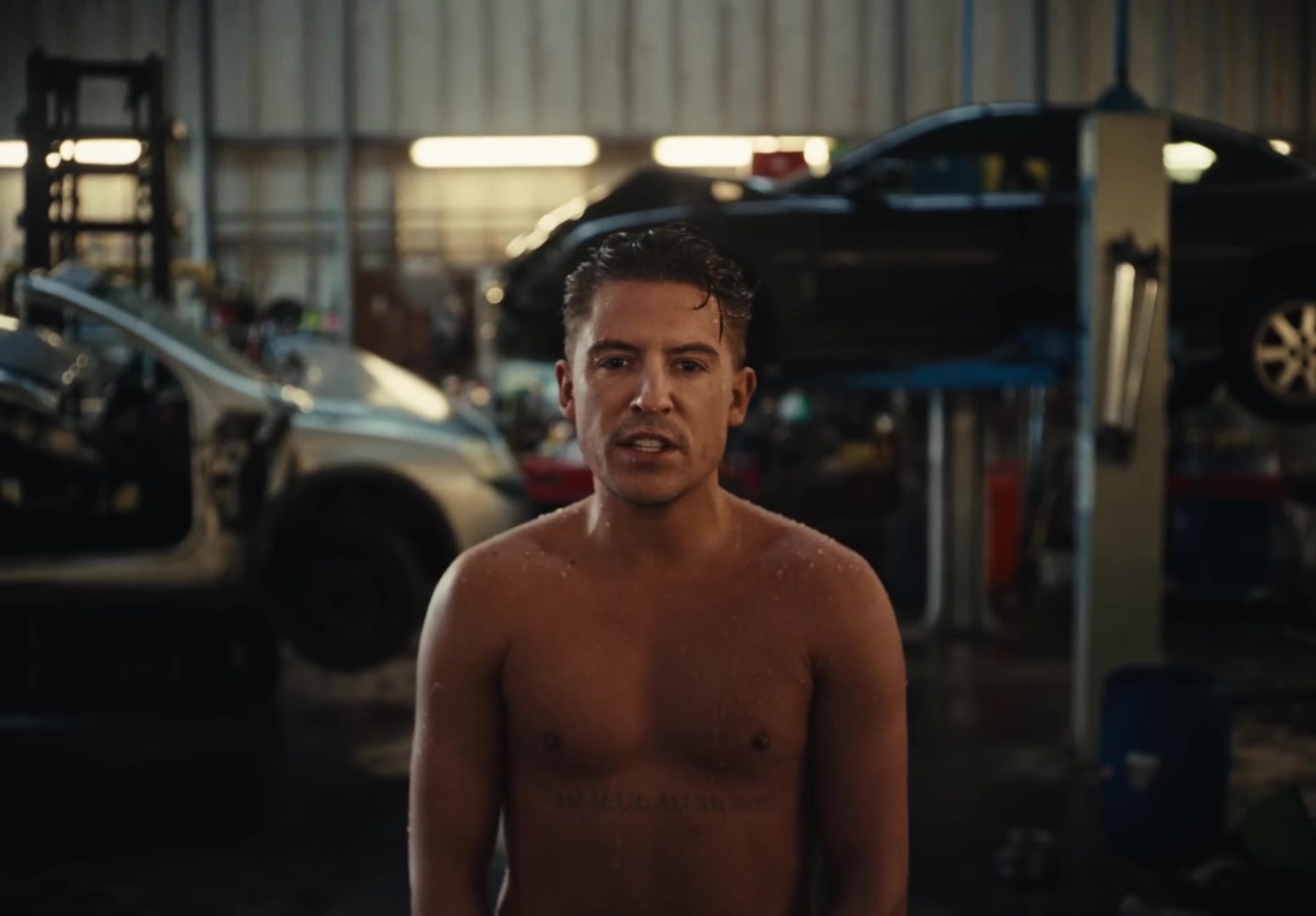 Lil Kleine in een garage in de clip van Lekker voor je