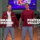 Bram Krikke en Pieter Valley hand in hand in het Halloween-huis van LOL: Last One Laughing