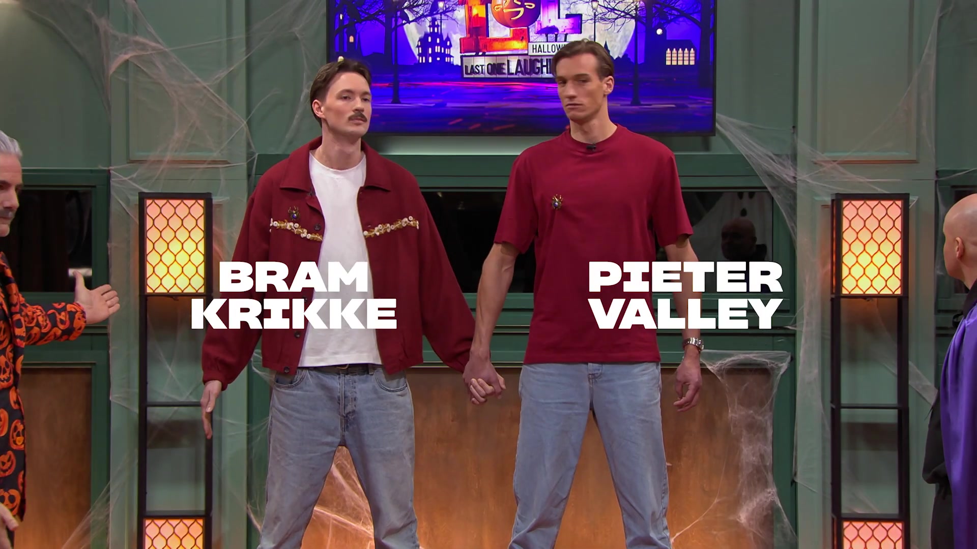 Bram Krikke en Pieter Valley hand in hand in het Halloween-huis van LOL: Last One Laughing