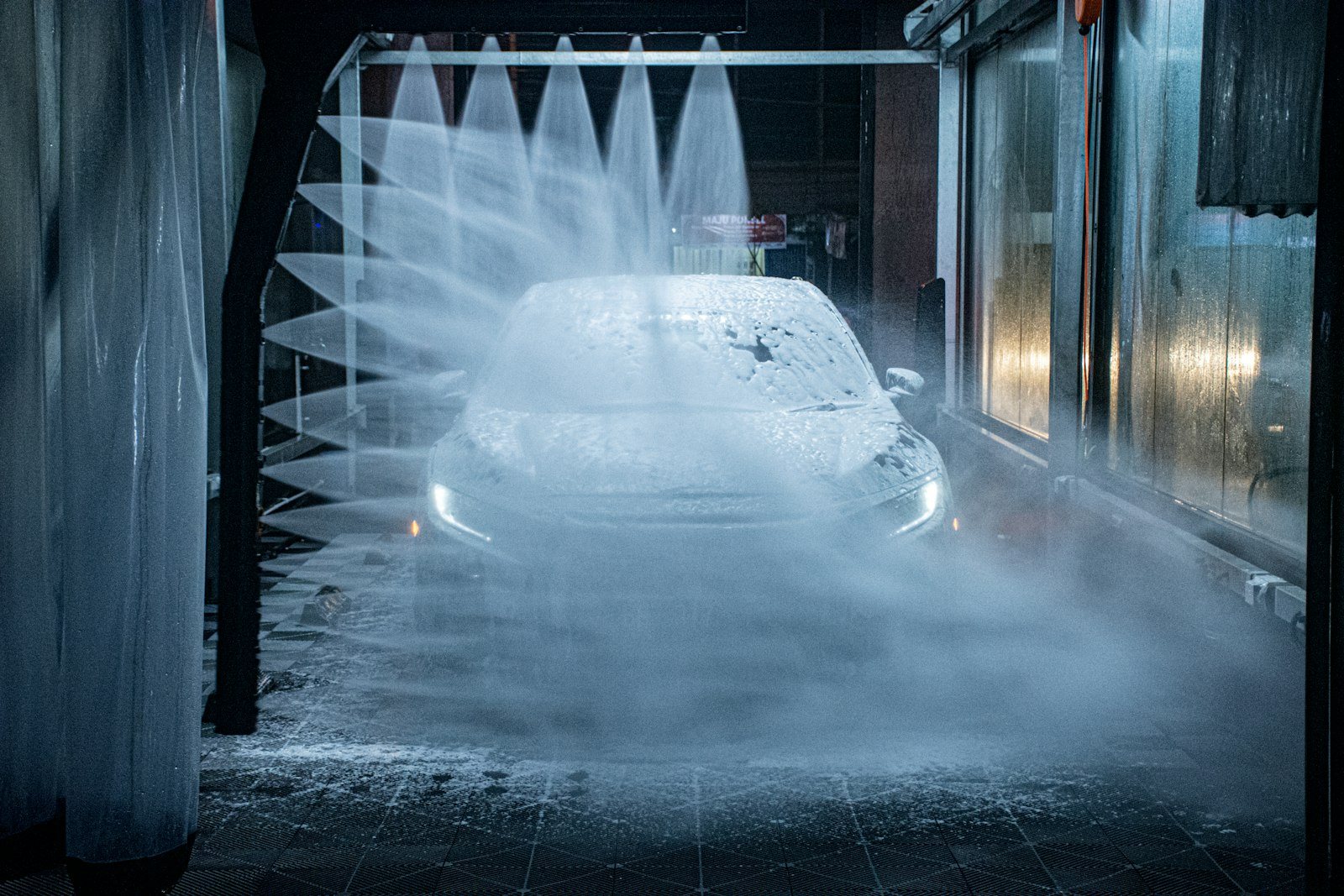 Auto in een wasstraat tijdens de wasbeurt