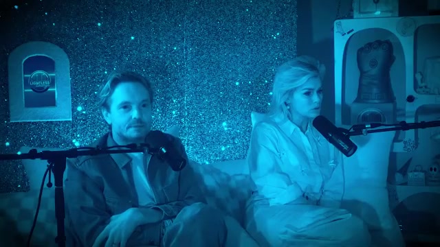 Bas Smit en Nicolette van Dam naast elkaar op een bank tijdens een podcastopname
