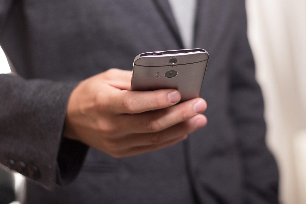 Smartphone in de hand tijdens het bellen
