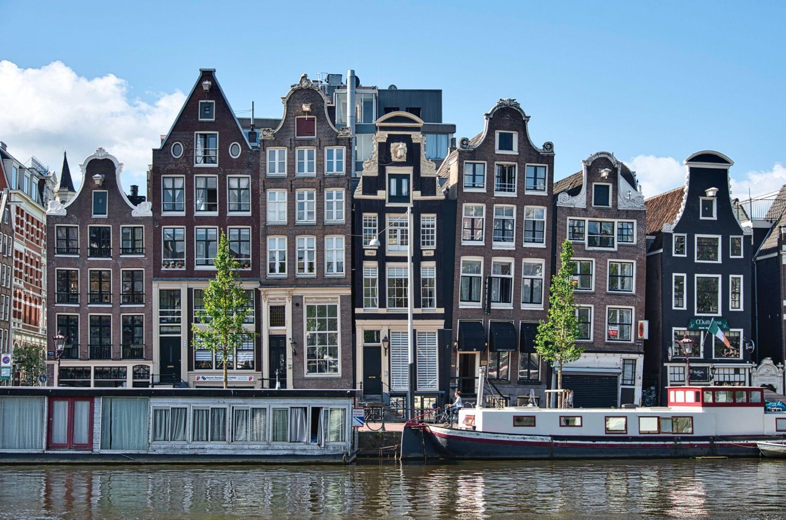 Grachtenpanden en woonboten aan een Amsterdamse gracht