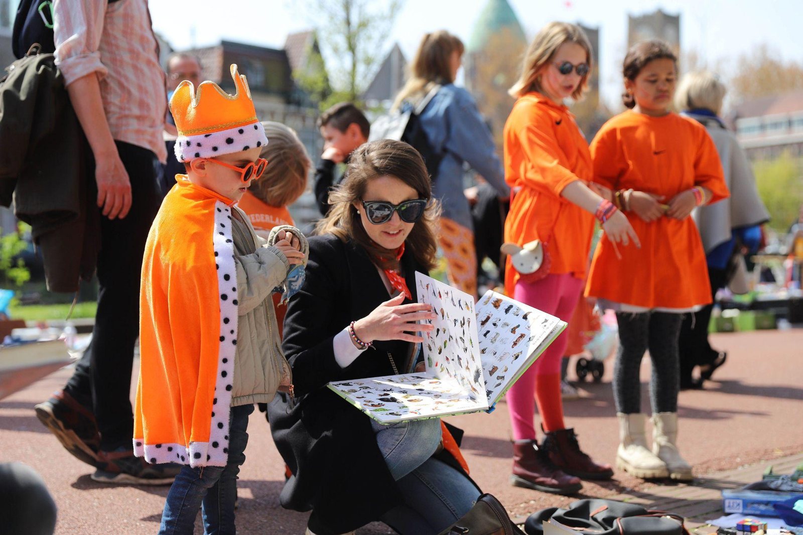 Jongen in koningsmantel tijdens Koningsdag
