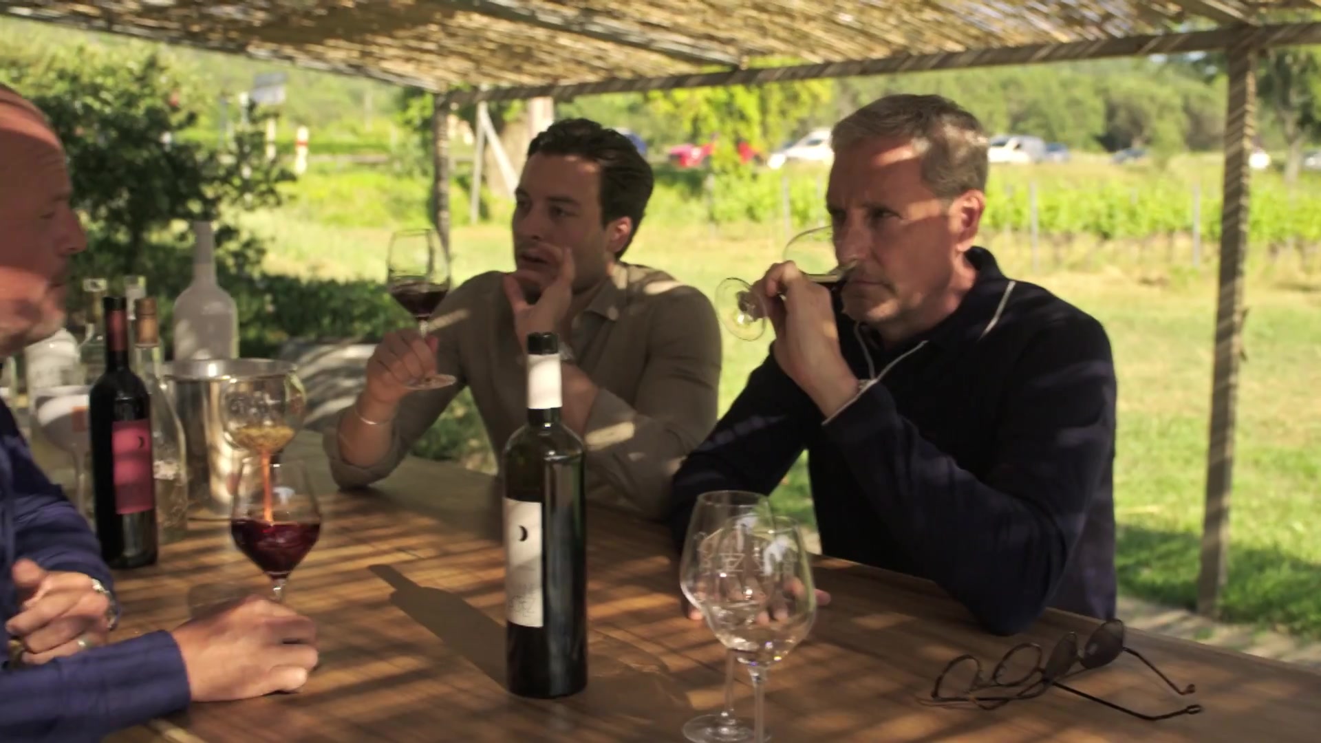 Viktor en Gert Verhulst proeven wijn aan een tafel in een wijngaard